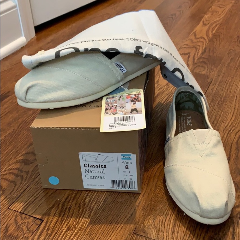 NIB Toms women’s classic natural canvas size 8